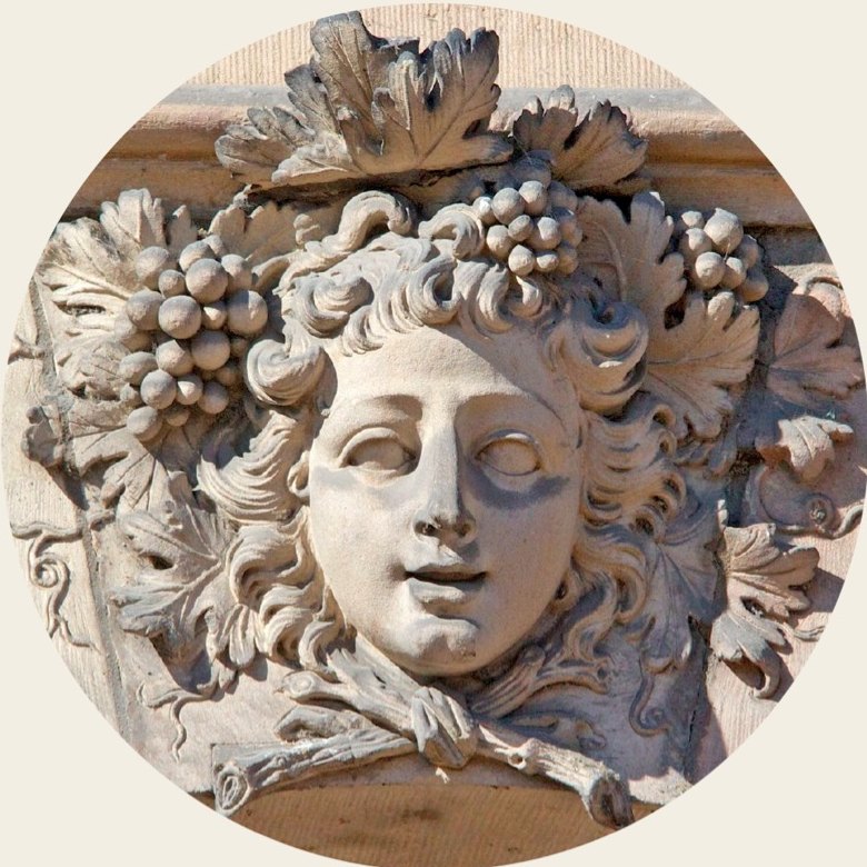 Escultura de Baco en una fachada de Burdeos