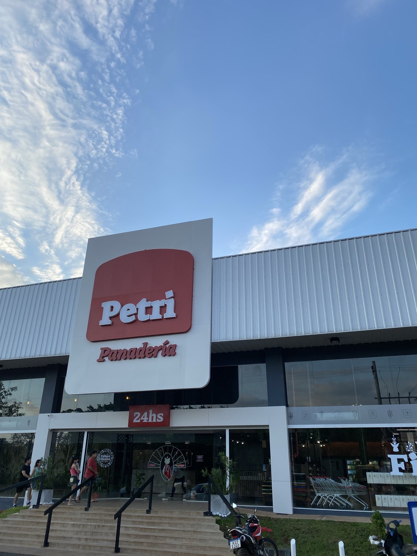 Fachada de Petri Itaembé