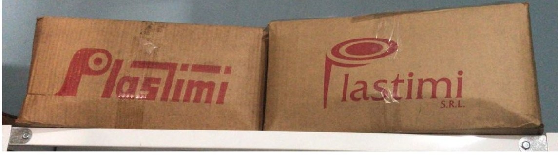 Cajas con los dos logotipos anteriores de Plastimi